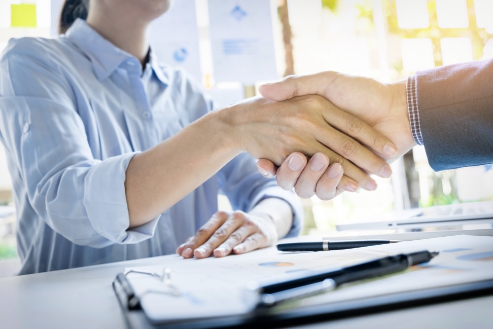 Support 2 businessmen shaking hands meeting